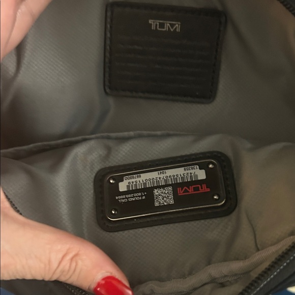 TUMI LUXURY CROSSBODY TRAVEL BAG NWOT - Picture 2 of 8